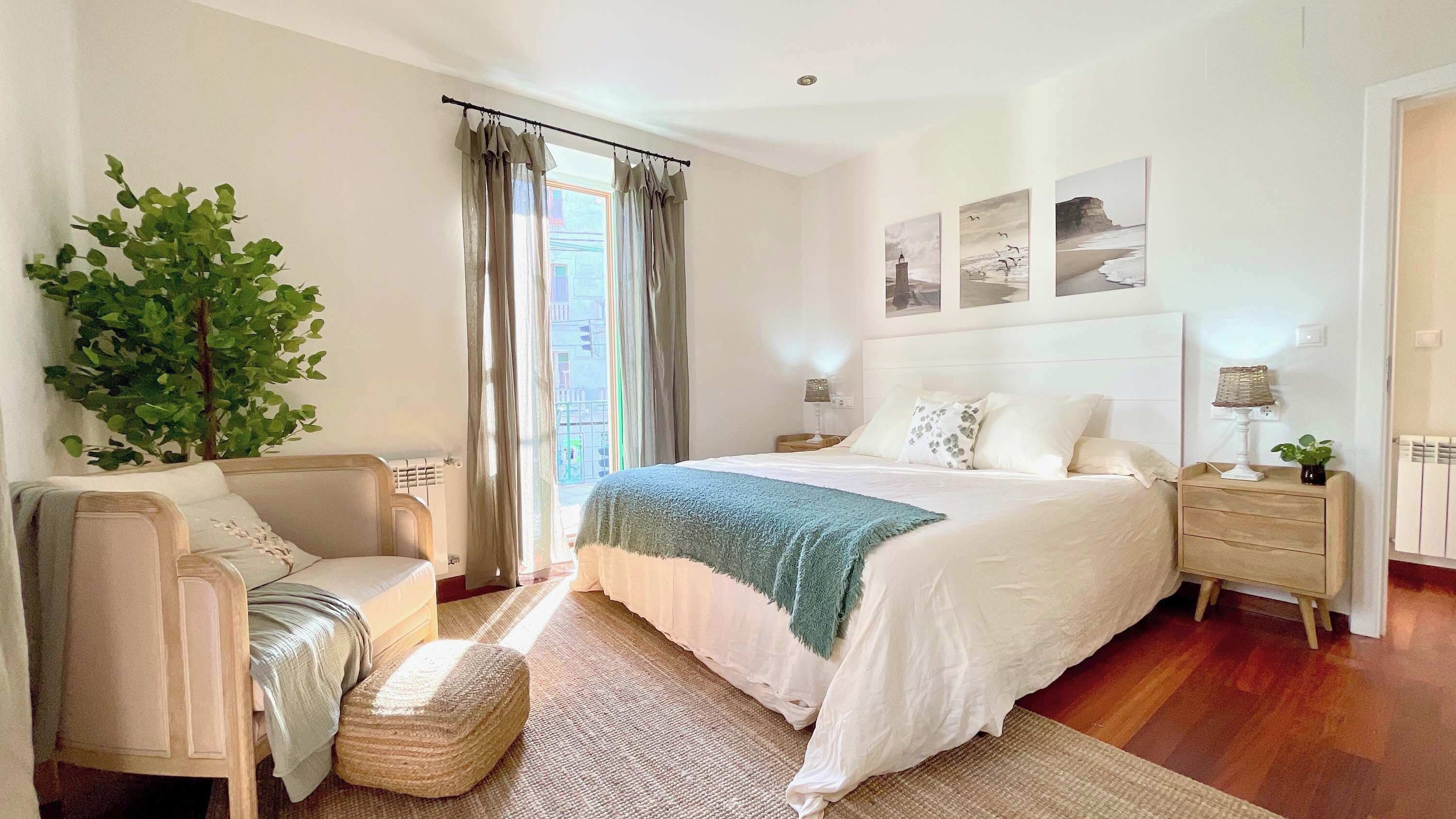 4 bedrooms, desk, travel crib, WiFi