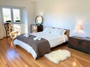 4 bedrooms, desk, travel crib, WiFi