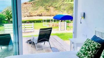 3 quartos, escrivaninha, ferros/tåbuas de passar roupa, berço de viagem