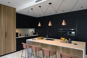 Frigorifero, microonde, forno, piano cottura