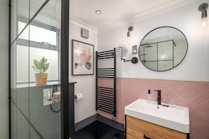 Rumah Basic, 1 Tempat Tidur King dengan tempat tidur Sofa | Kamar mandi | Shower, handuk, sabun, dan sampo