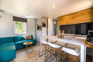 Réfrigérateur, four à micro-ondes, surface de cuisson, lave-vaisselle