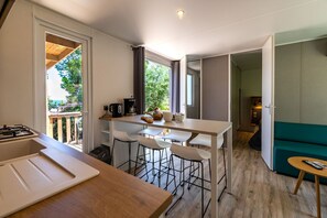 Interior - #33- Mobile home rental 6 persons | 4 star campsite (Porto-Vecchio)
