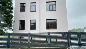 A two-story building with a flat roof and multiple windows. - Beautiful three room apartment. Bright, stylish, cozy (Sachsen - Borna)