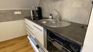 Réfrigérateur, micro-ondes, plaque de cuisson, lave-vaisselle