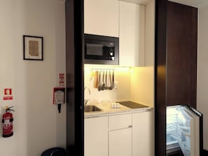 Réfrigérateur, micro-ondes, plaque de cuisson, cafetière/bouilloire