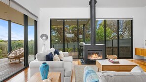 TV, fireplace, ping pong, stereo - St Woods Treehouse - Stunning Holiday House offering panoramic outlook from every room (Blairgowrie)