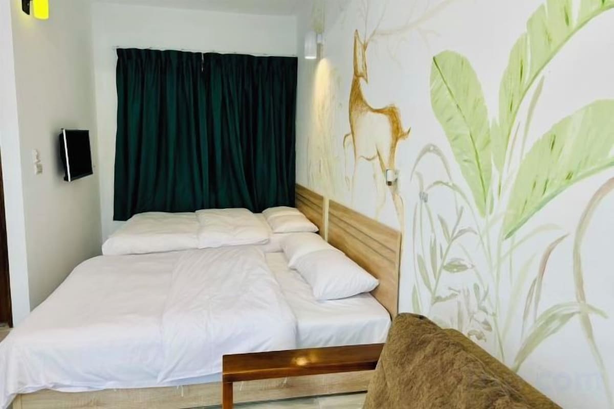 Espacio para trabajar con un portátil, wifi gratis, ropa de cama