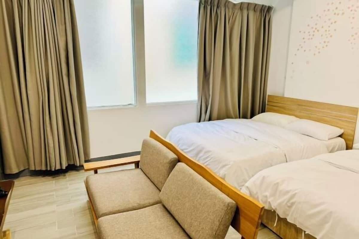 Ruang kerja ramah laptop, Wi-Fi gratis, dan seprai linen