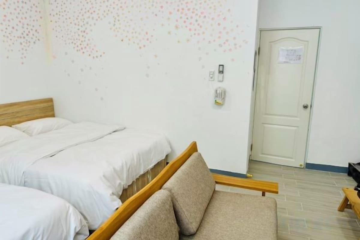 Espacio para trabajar con un portátil, wifi gratis, ropa de cama
