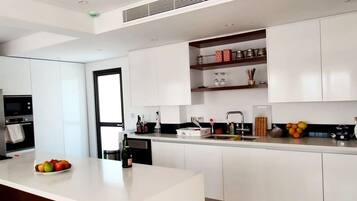 6 bedrooms, iron/ironing board, free WiFi, bed sheets