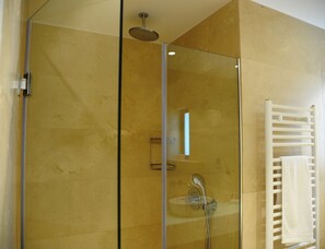 Villa | Baño | Ducha, toallas y champú