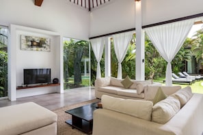 Villa exclusiva, 2 habitaciones | Área de sala de estar | Televisión LCD de 32 pulgadas con canales vía satélite