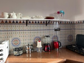 Kühlschrank, Ofen, Wasserkocher, Mixer