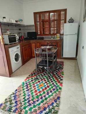 Kühlschrank, Ofen, Wasserkocher, Mixer