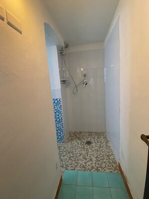 Dusche, Haartrockner, Bidet, Handtücher