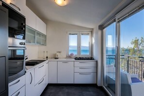 Kühlschrank, Mikrowelle, Ofen, Herdplatte