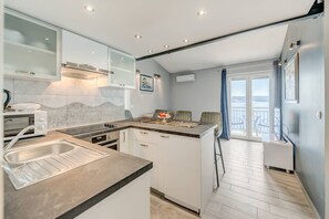 Réfrigérateur, micro-ondes, four, plaque de cuisson