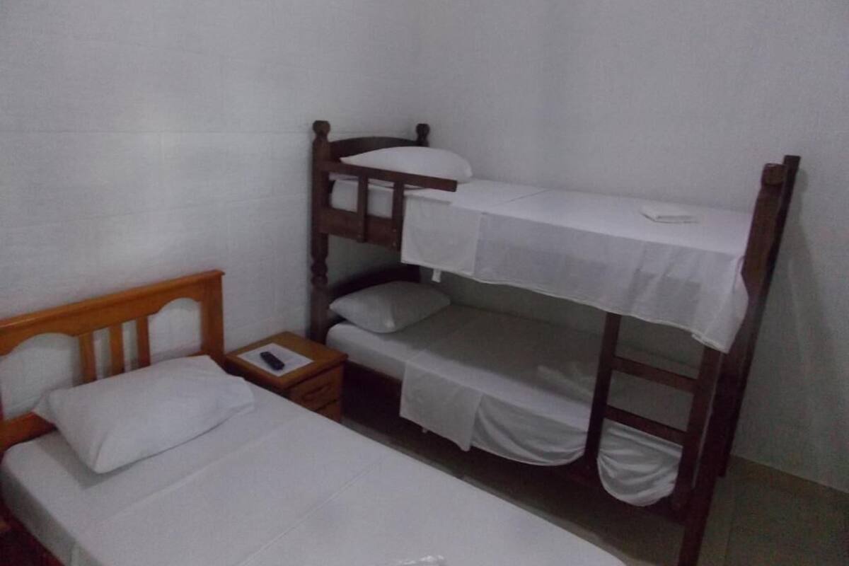 Habitación triple básica | Wifi gratis y ropa de cama