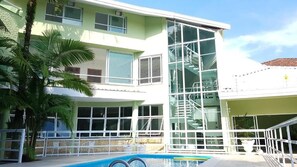 Vista frontal de la propiedad