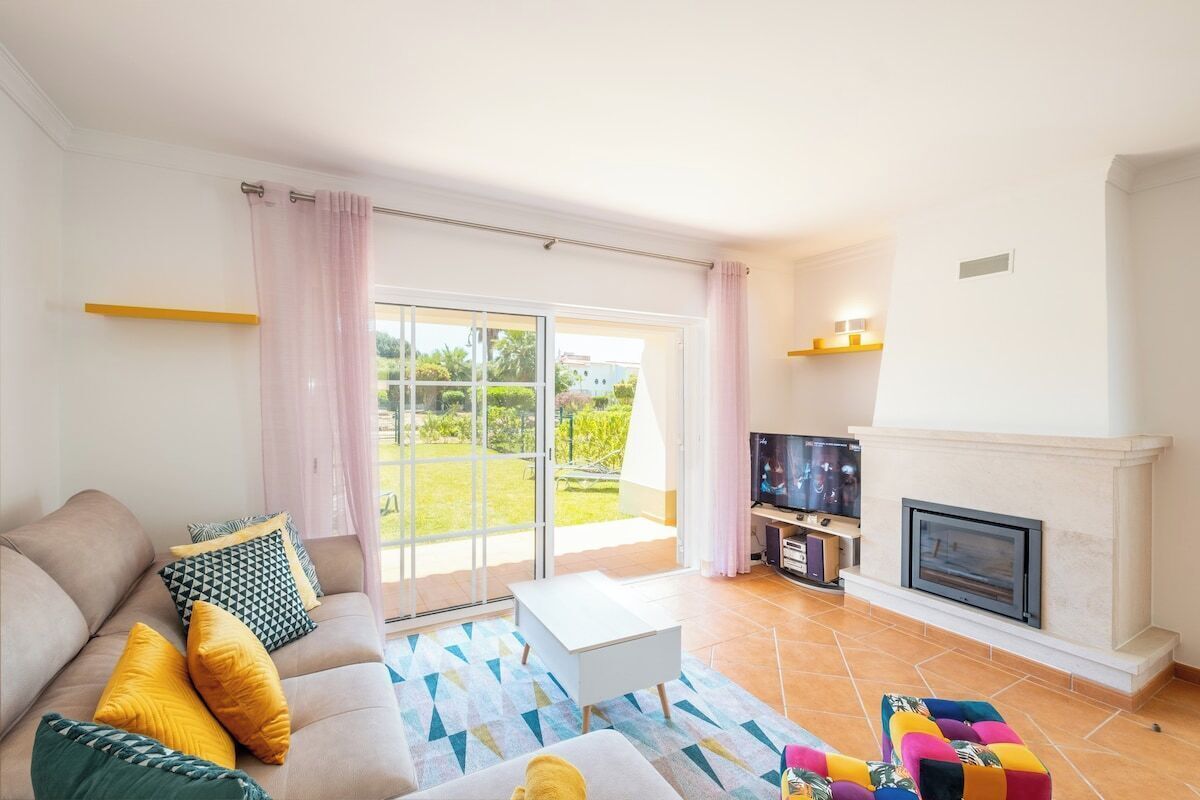 TV, fireplace