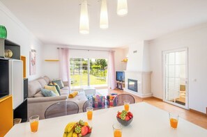 TV, fireplace - Galé SunBeach Village - Jardins da Galé (Albufeira)