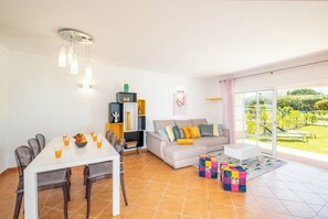 TV, fireplace - Galé SunBeach Village - Jardins da Galé (Albufeira)