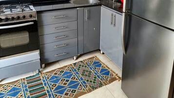 Full-sized fridge, microwave, oven, stovetop