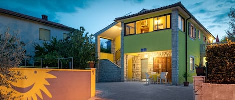 المنشأة من الخارج