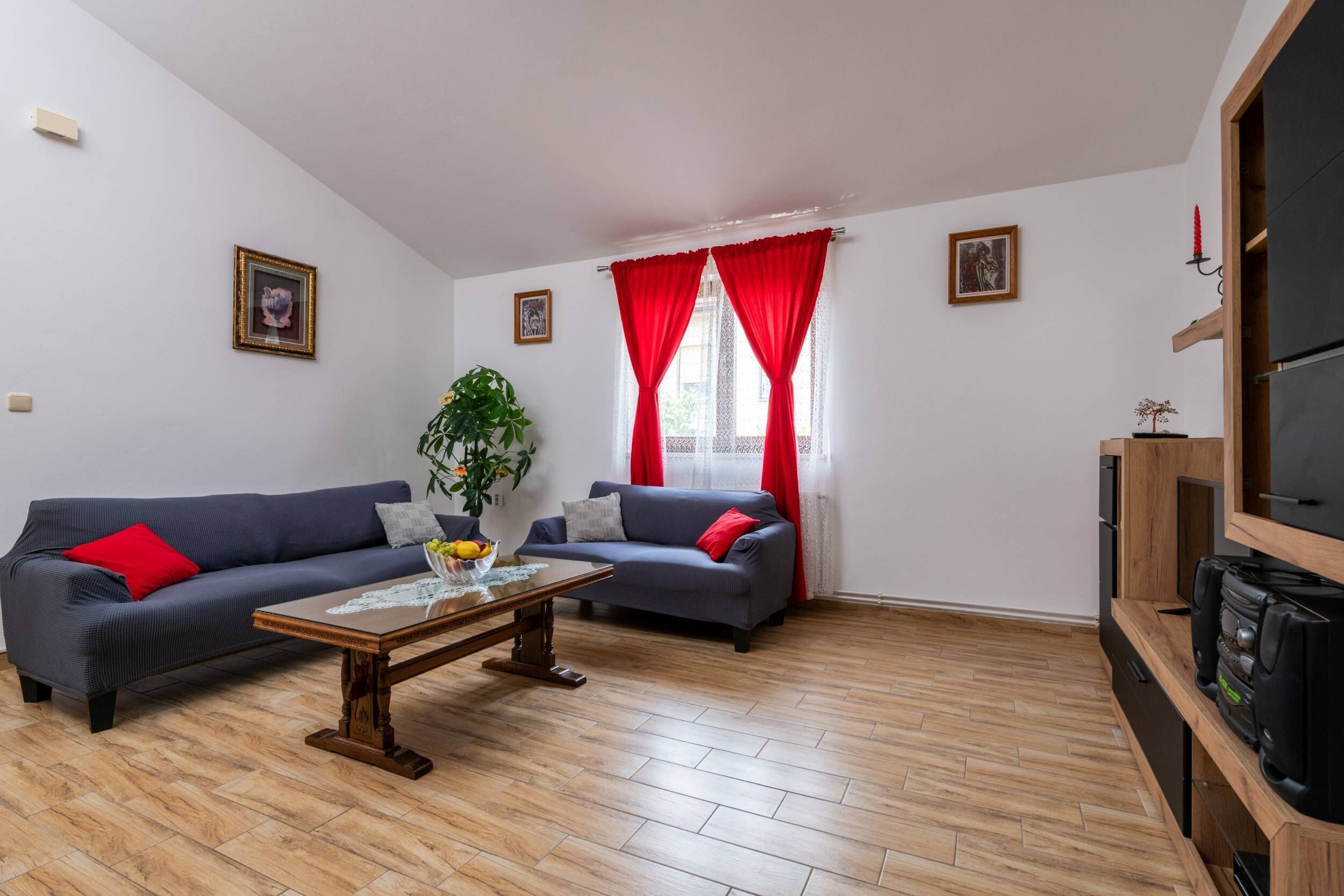 Een woonkamer met twee banken, een salontafel en een tv-meubel.