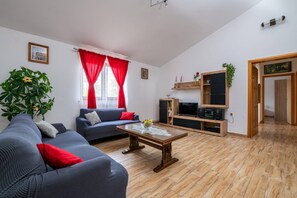 TV - Holiday house Sunce with pool (Pula)