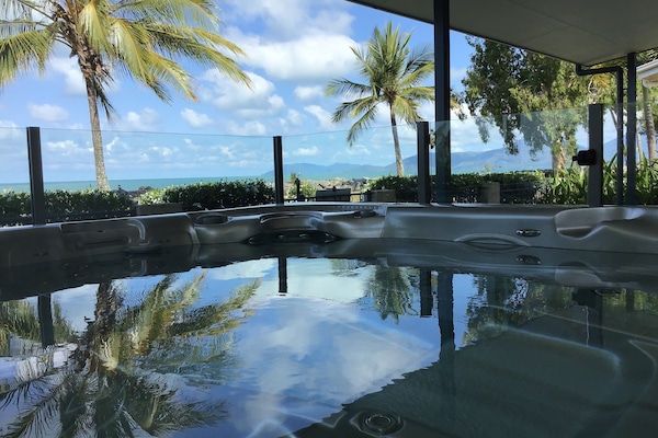 Banyera d'hidromassatge a l'aire lliure