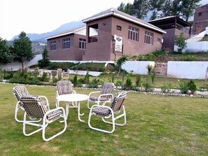 Outdoor dining - Forest Valley Cottages (Swat)
