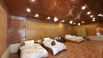Deluxe Cottage | 2 bedrooms, blackout curtains, iron/ironing board, free WiFi
