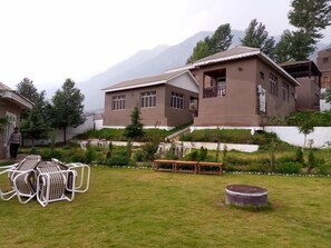 Outdoor dining - Forest Valley Cottages (Swat)