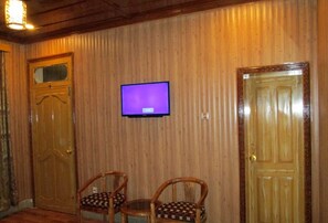 Deluxe Double Room | Living area