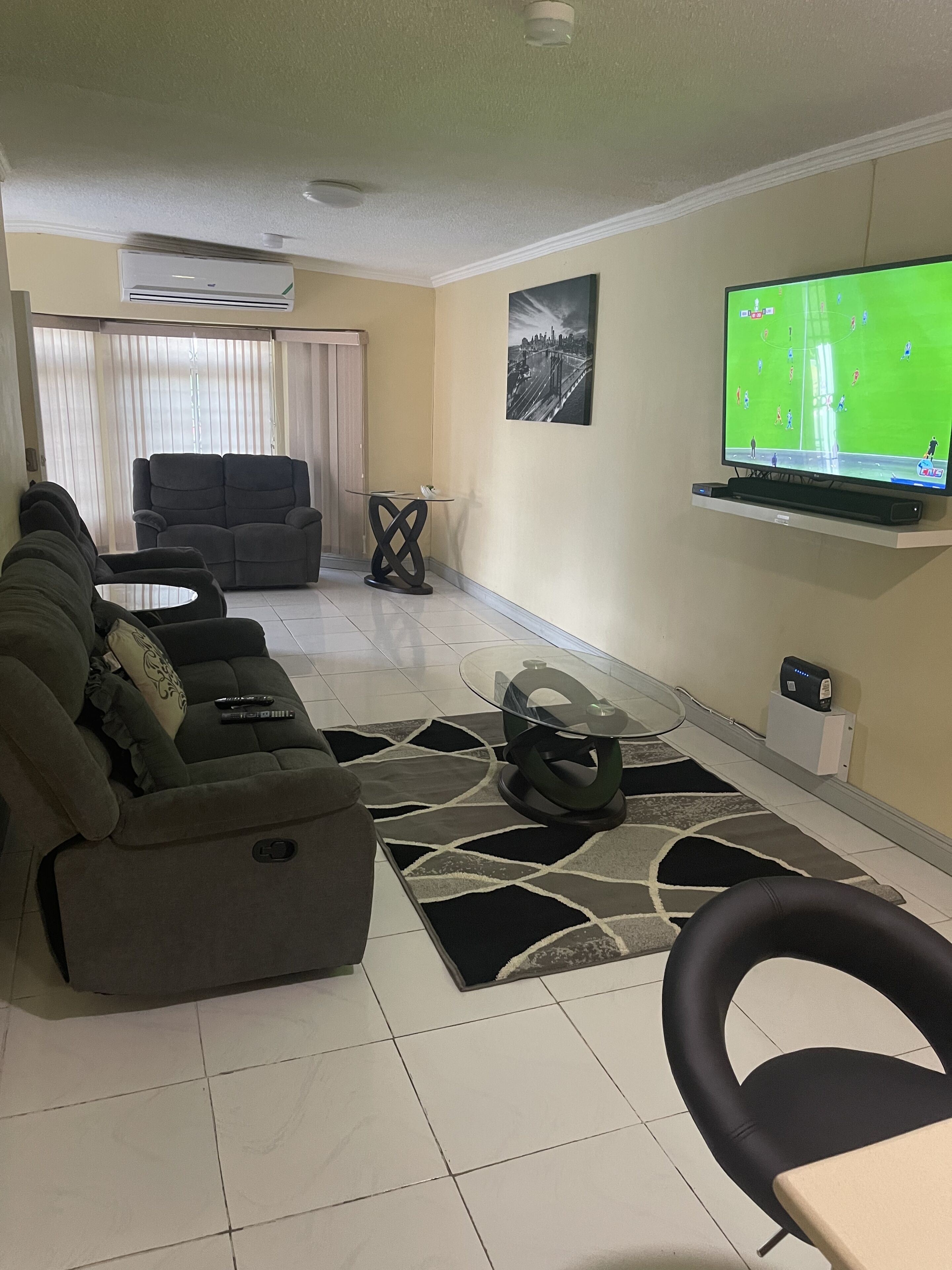 TV connectée, chaîne hi-fi, espaces bureaux