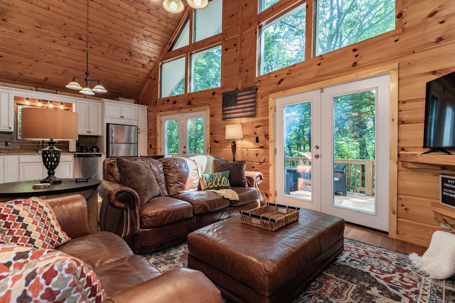 TV connectée, cheminée, lecteur de DVD, baby-foot