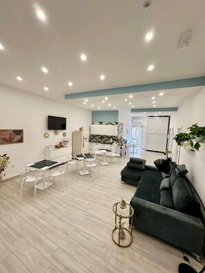 TV connectée, livres, espaces bureaux, imprimantes