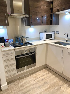 Fridge, microwave, oven, electric kettle - KENT .GREAT DISCOUNT 4 LONG STAY.GREAT VIEWS. NETFLIX .FREE PARKING.  (Gillingham)