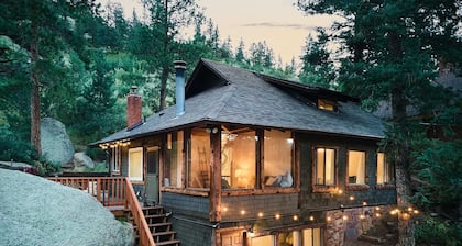 Cabin on Pikes Peak, Hot tub, Walk to Wine + Food