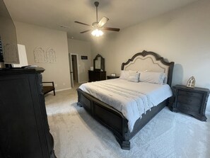 3 habitaciones, tabla de planchar con plancha y cuna de viaje