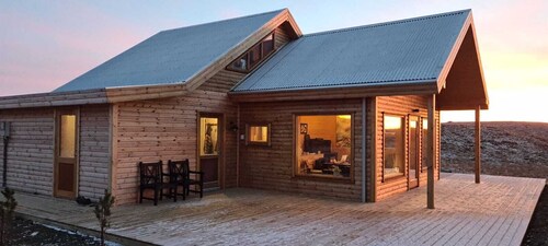 Luxurious cottage with hot tub in wilderness 