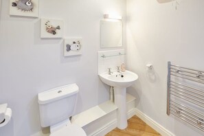 Baignoire, séchoir à cheveux, serviettes fournies