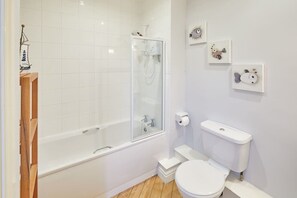 Badekar, hårføner, håndklær og sjampo