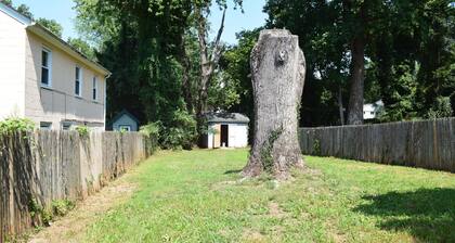 Cute & Cozy 2 Bedroom House, In Heart of Town