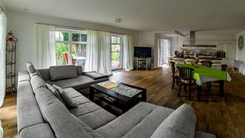 Smart-TV, DVD-Player, Bücher, Stereoanlage