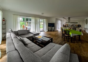 Smart-TV, DVD-Player, Bücher, Stereoanlage