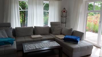 Smart TV, DVD player, books, stereo