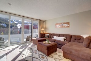Condo, 2 Bedrooms | Living area
